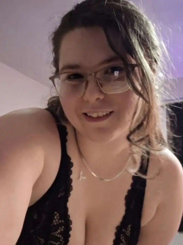 Amber Hotwife Biography: Wiki, Age, Career, Height, Weight, Boyfriend, Net Worth & More